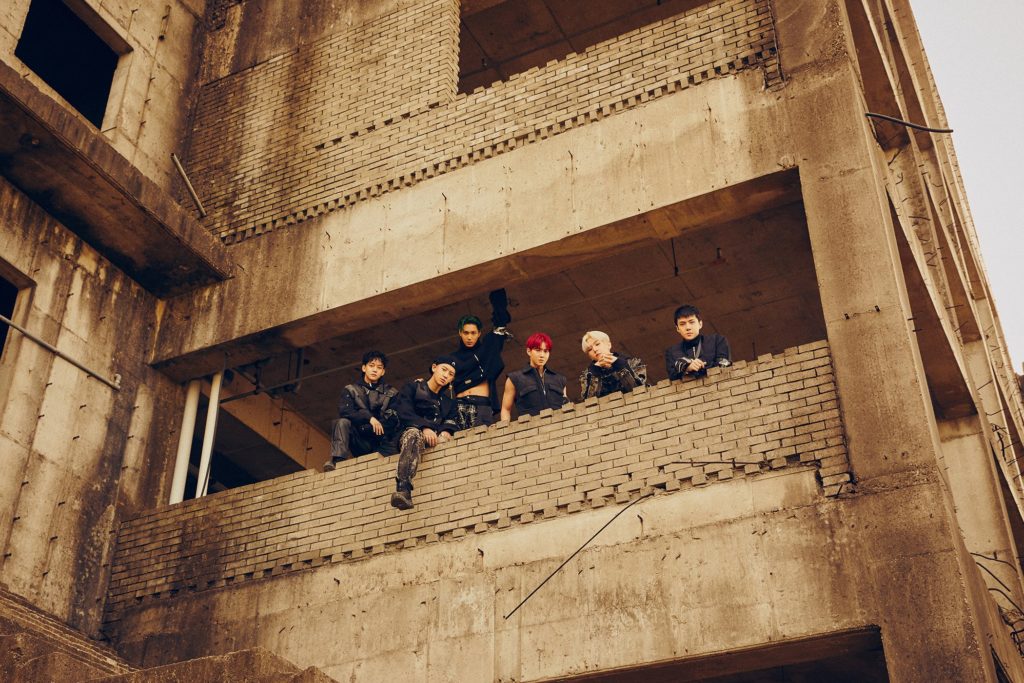 EXO lança seu sexto álbum introduzindo um novo conceito, com músicas que brincam com dualidade e um visual que explora o lado dark do grupo.